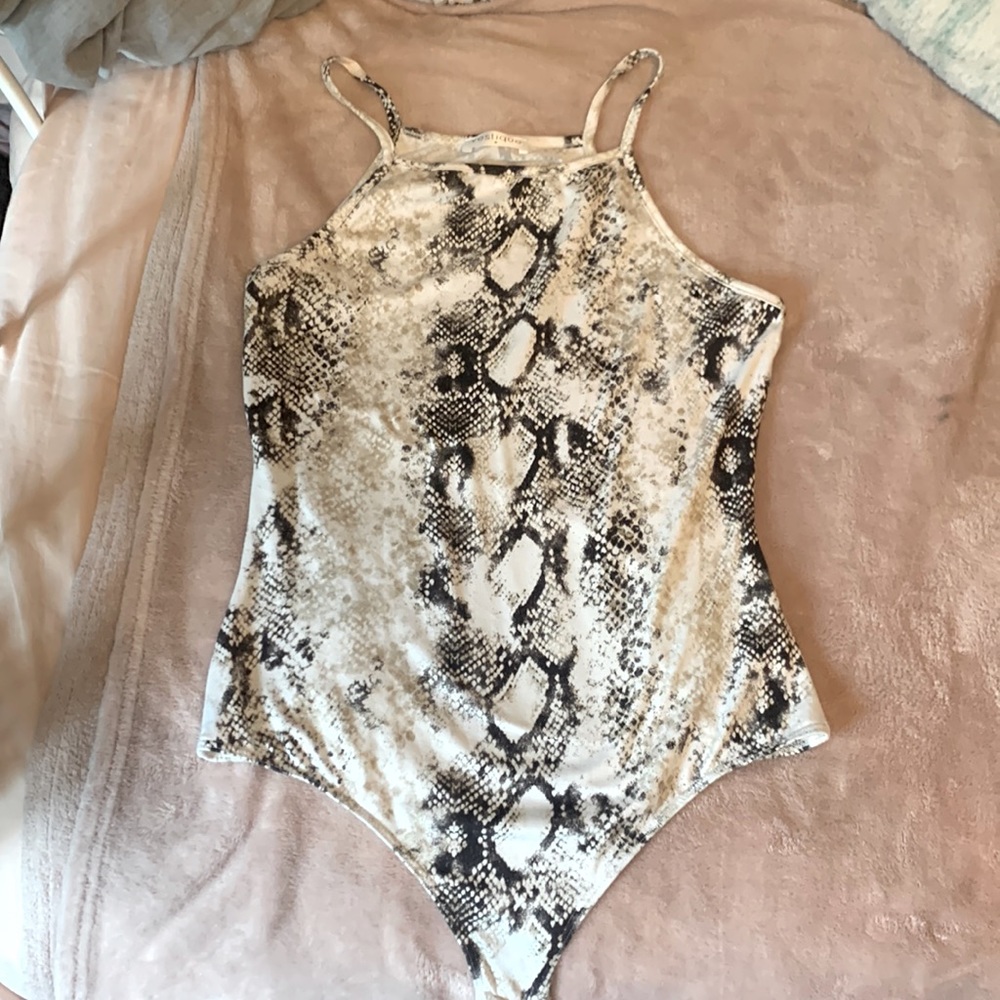 Soft bodysuit in snakeskin print